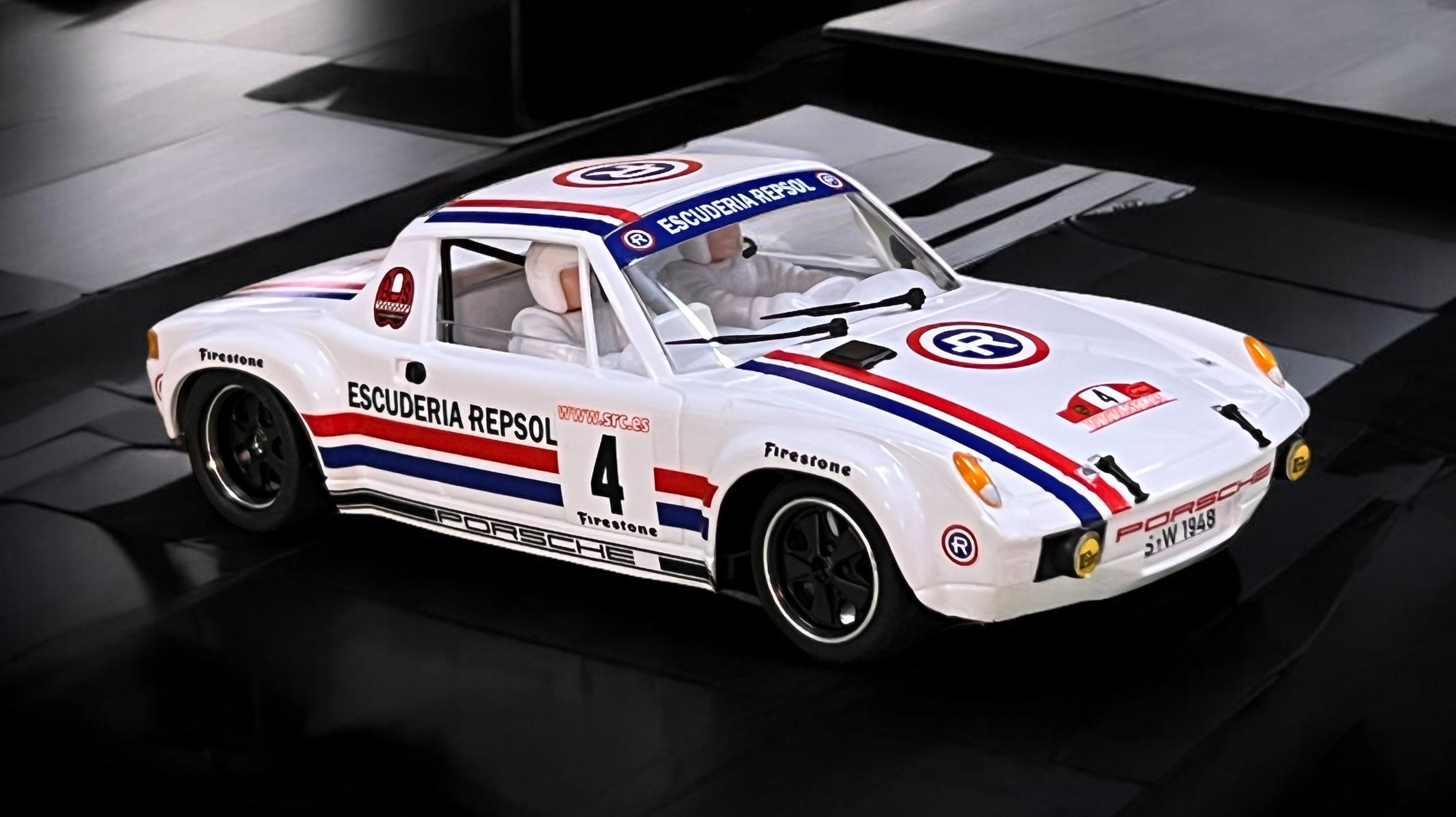Colocación calcas PORSCHE 914 “Repsol" Legends